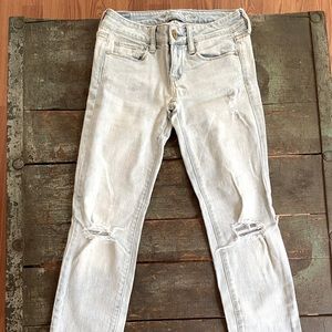 Light destroyed wash skinny jeans